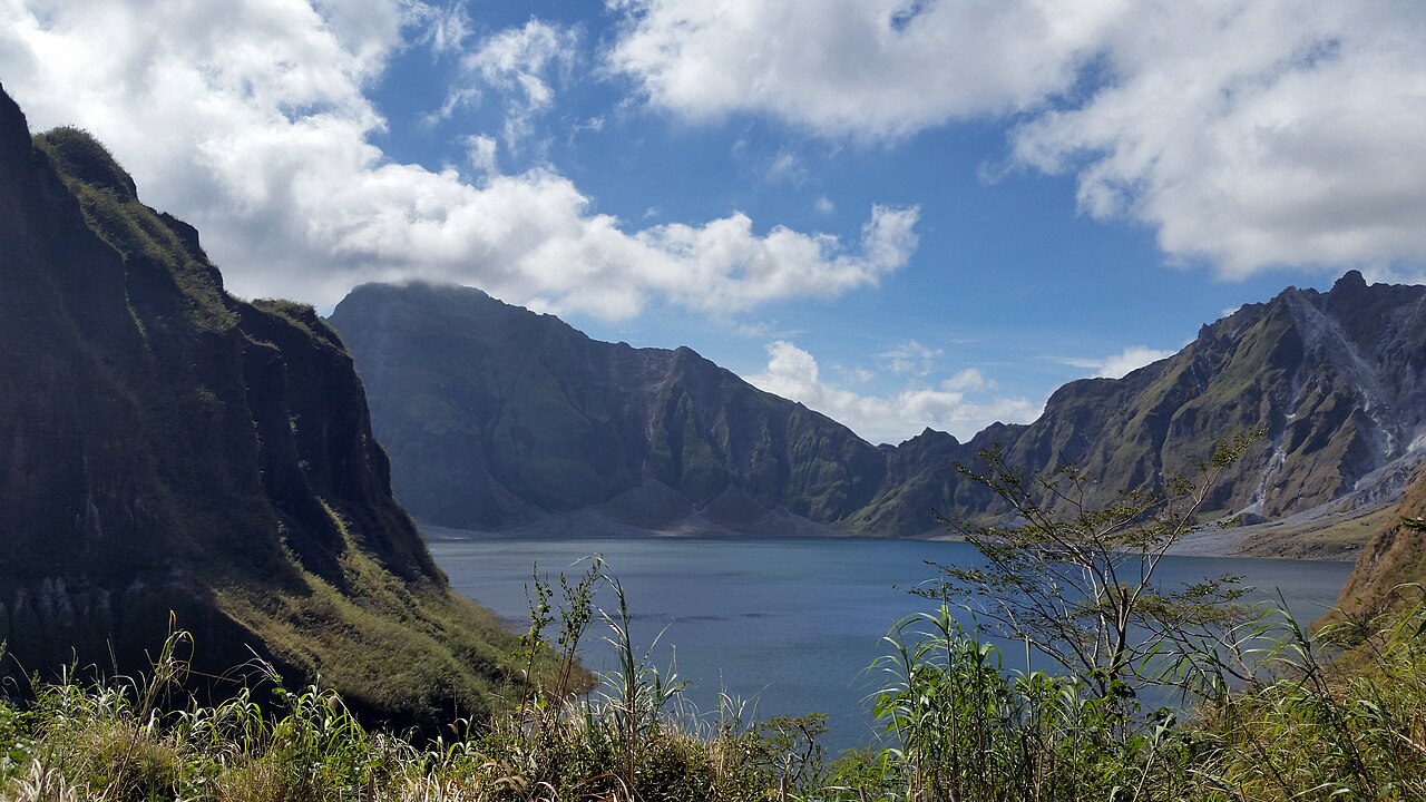 皮納土波火山(火山口翠湖)(1)