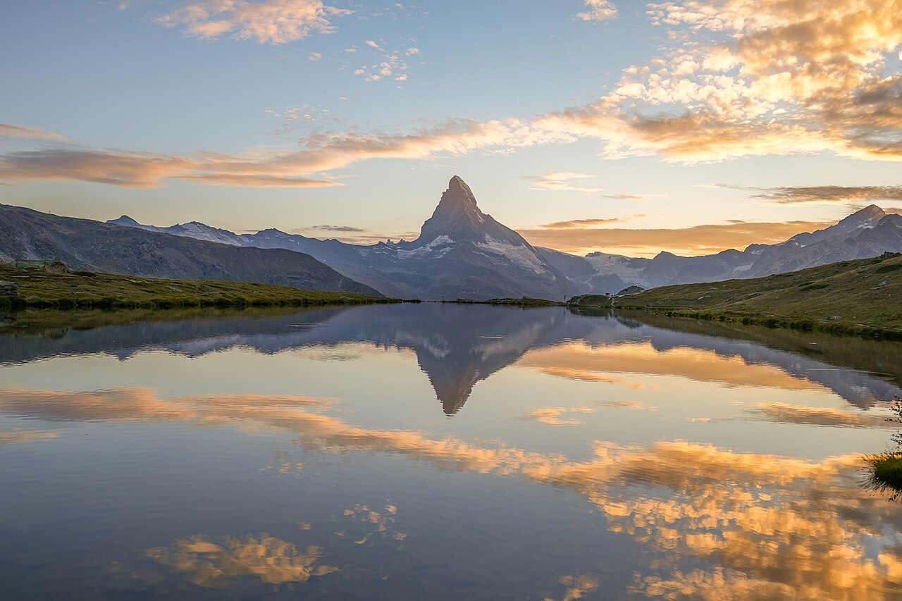 Stellisee 湖面的馬特洪倒影